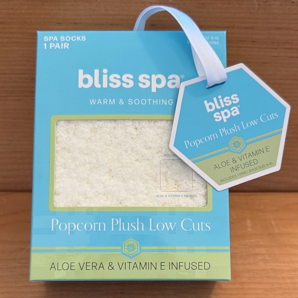 NWT bliss spa Warm & Soothing Popcorn Plush Low Cuts Spa Socks, one size